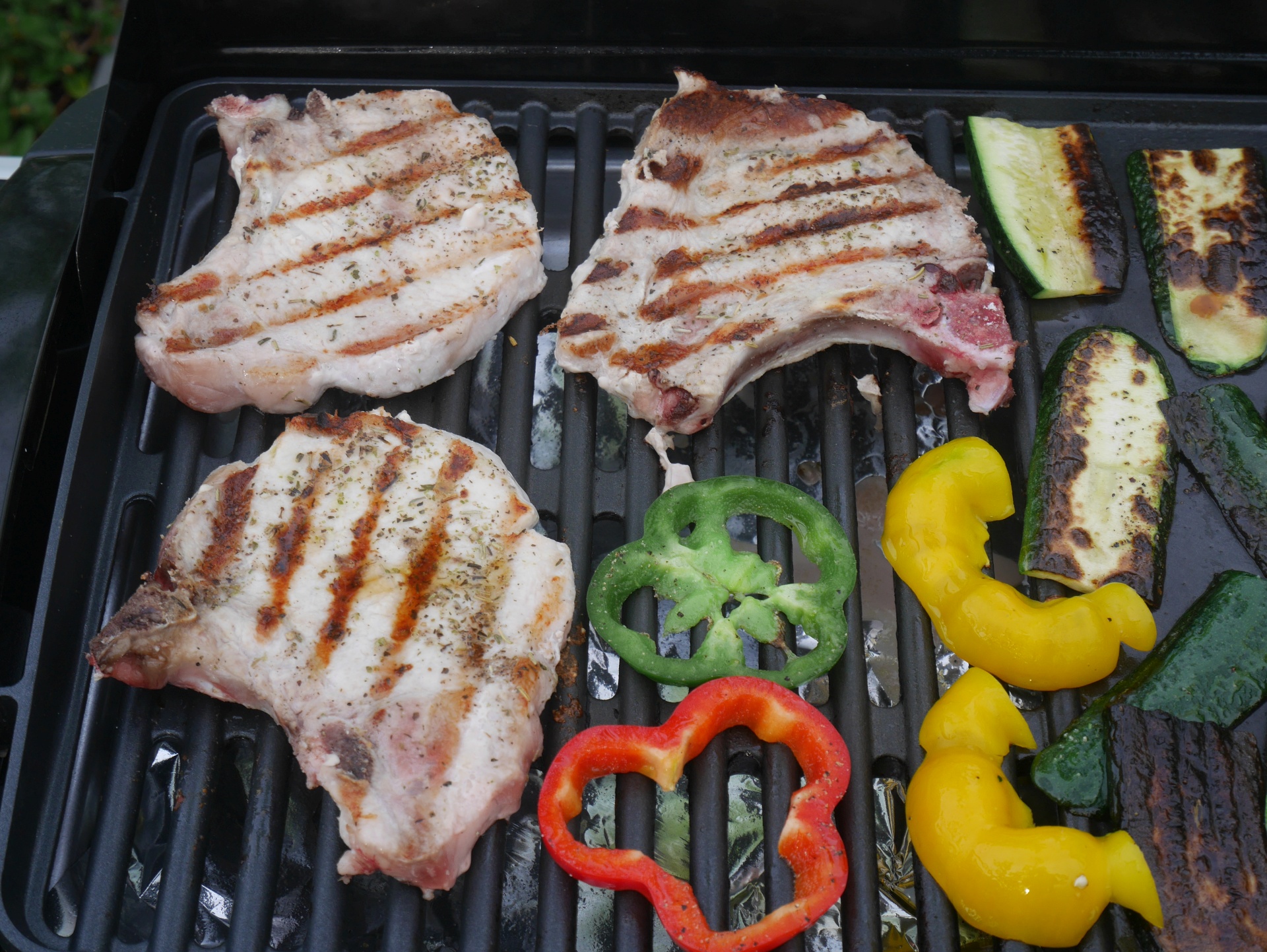 Schweinekoteletts auf dem Elektrogrill