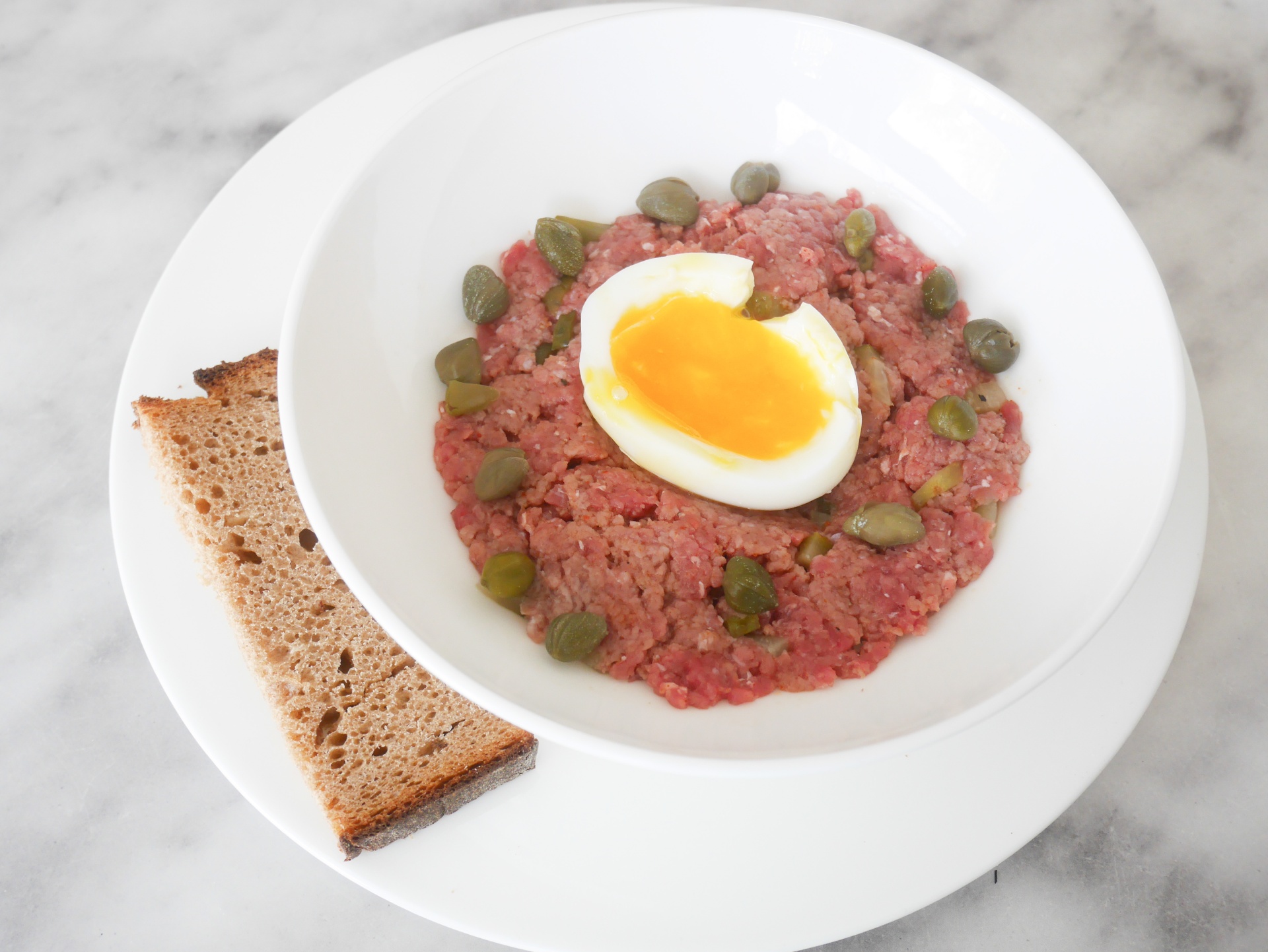 Angemachtes Tartar mit weichem Ei