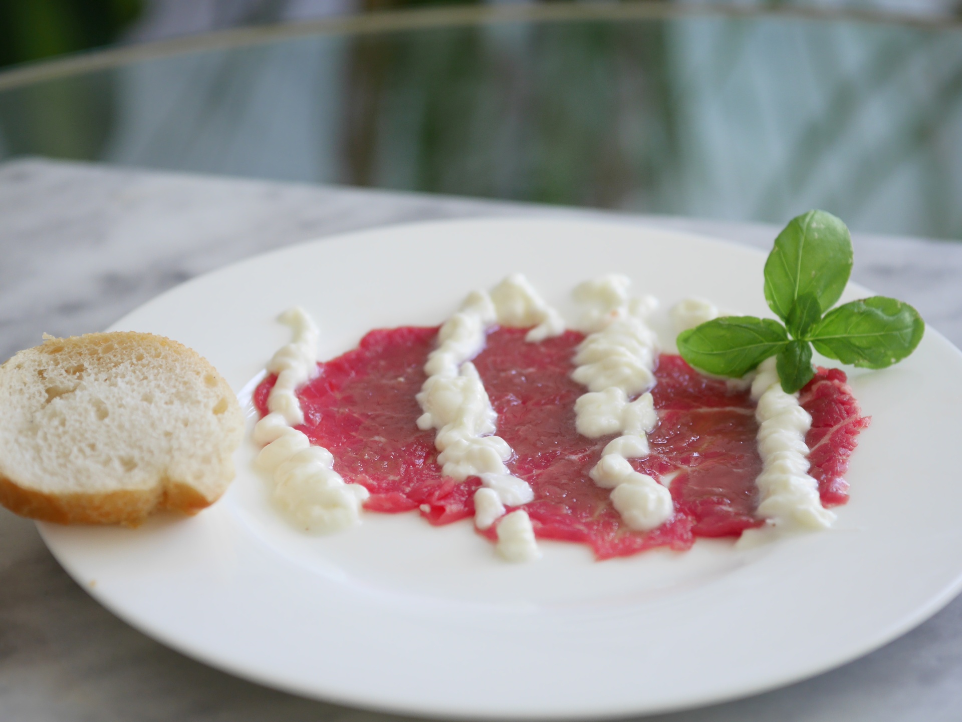 Carpaccio vom Rinderfilet mit Parmesancreme
