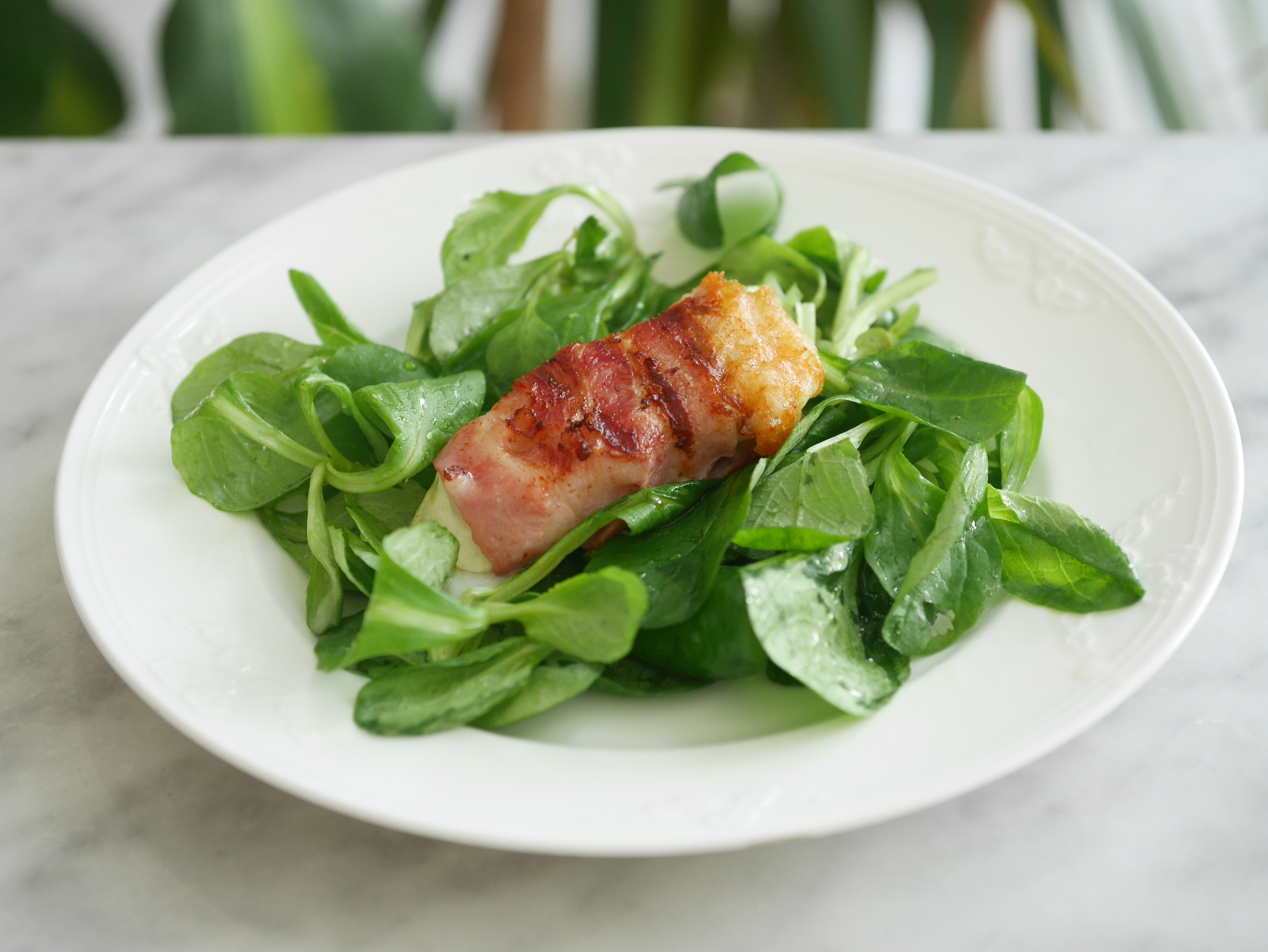 Ziegenkse im Speckmantel gegrillt auf
              Feldsalat