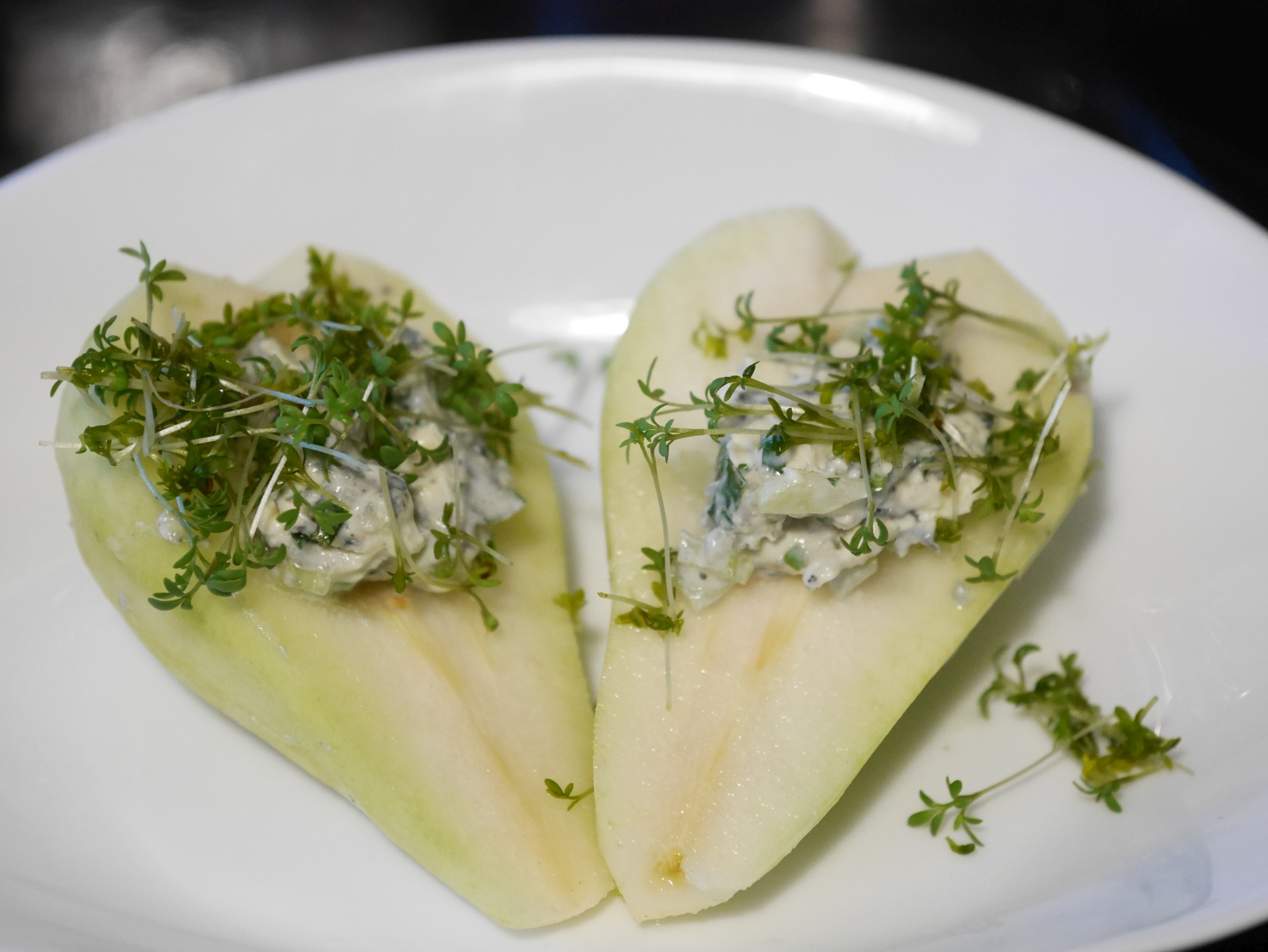 Birnen gefllt mit Roquefortsalat