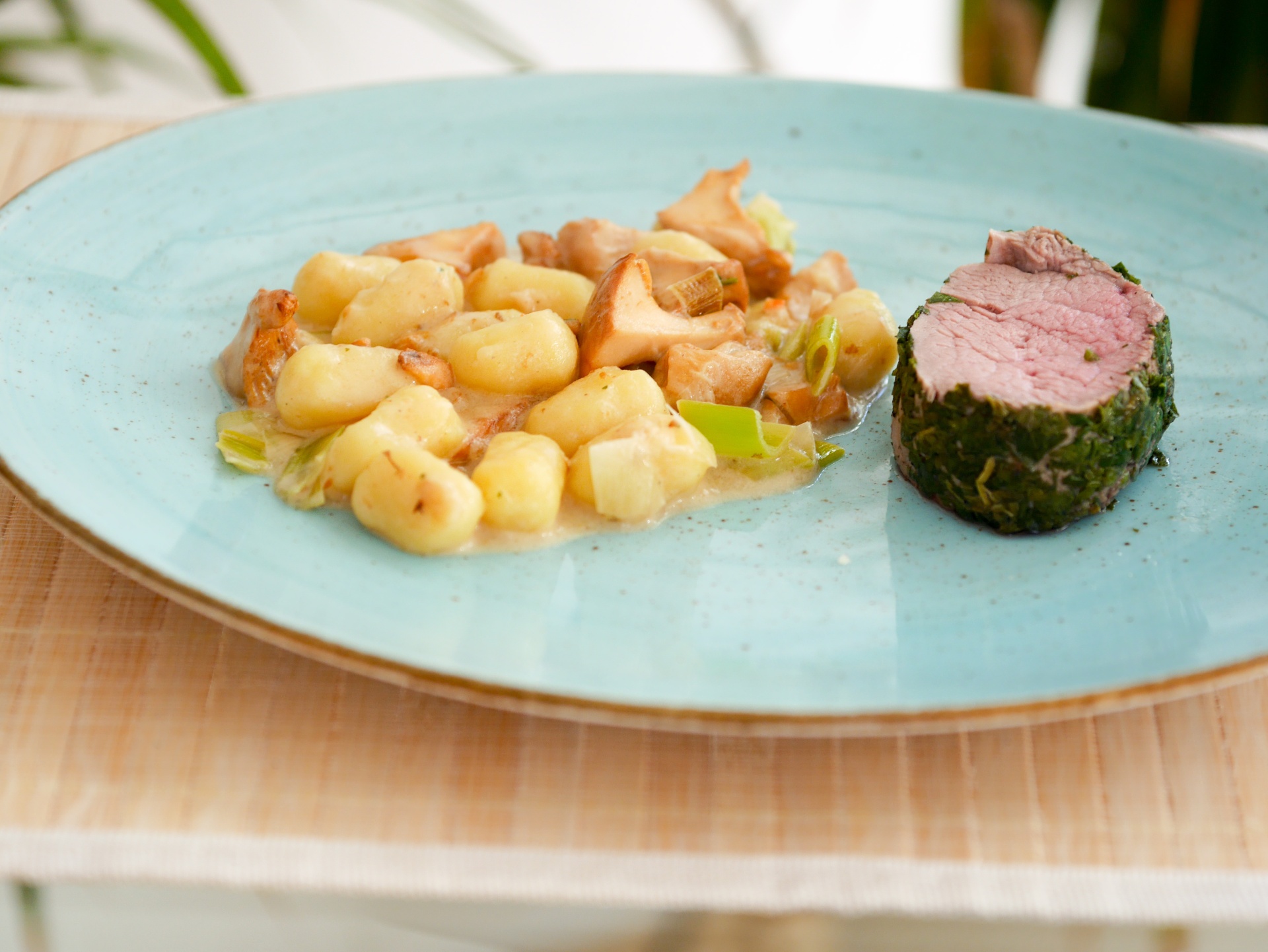 Kalbsfilet im Krutermantel mit Gnocchi und
              Pfifferlingen