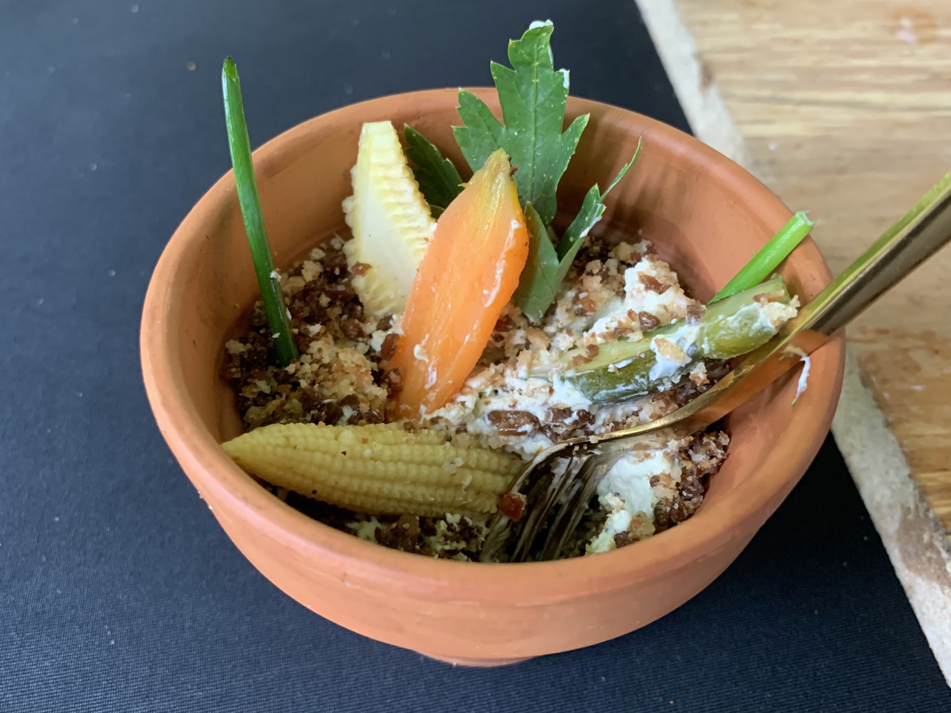 Blumentpfe mit Pumpernickel,
              Kruterfrischkse und Babygemse