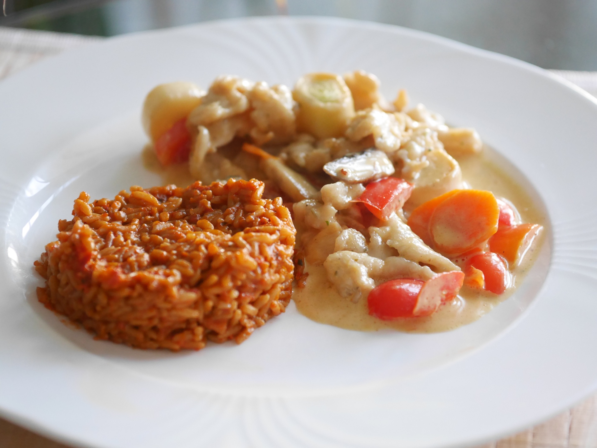 H�hnchengeschnetzeltes mit Paprika und Lauch
