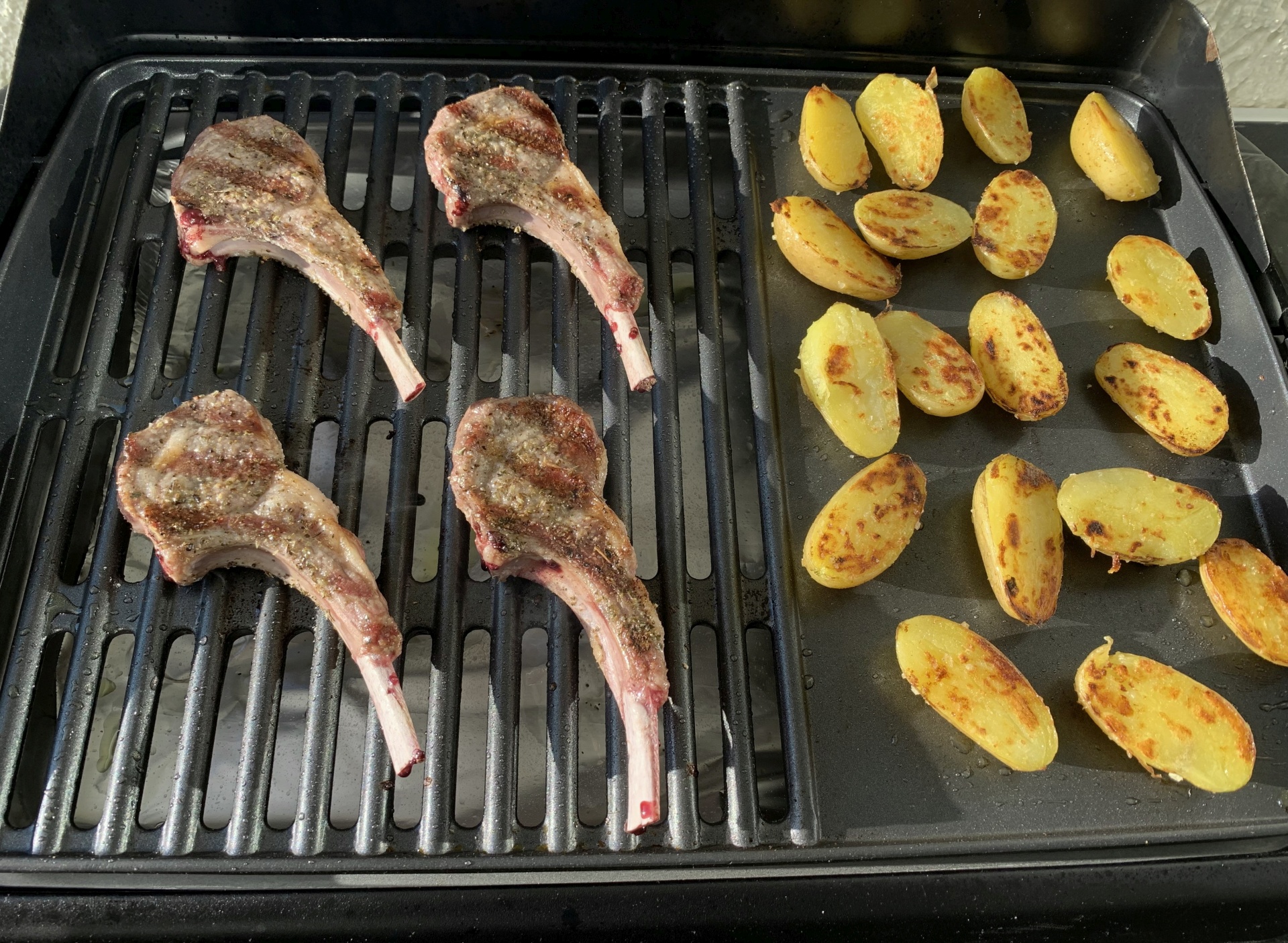 Lammkoteletts auf dem Elektrogrill