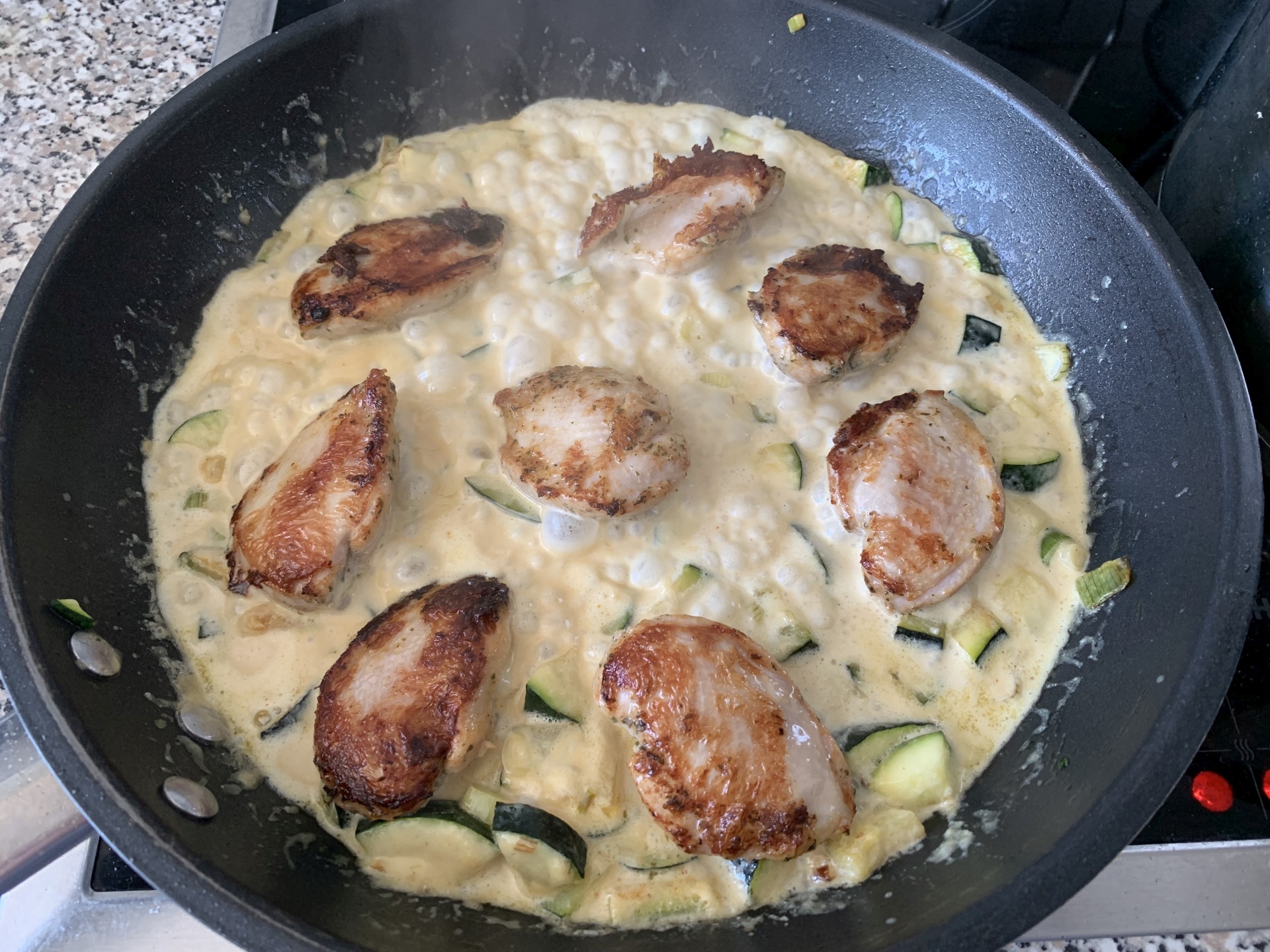 Wachtelbrüstchen mit Zucchini-Sauce