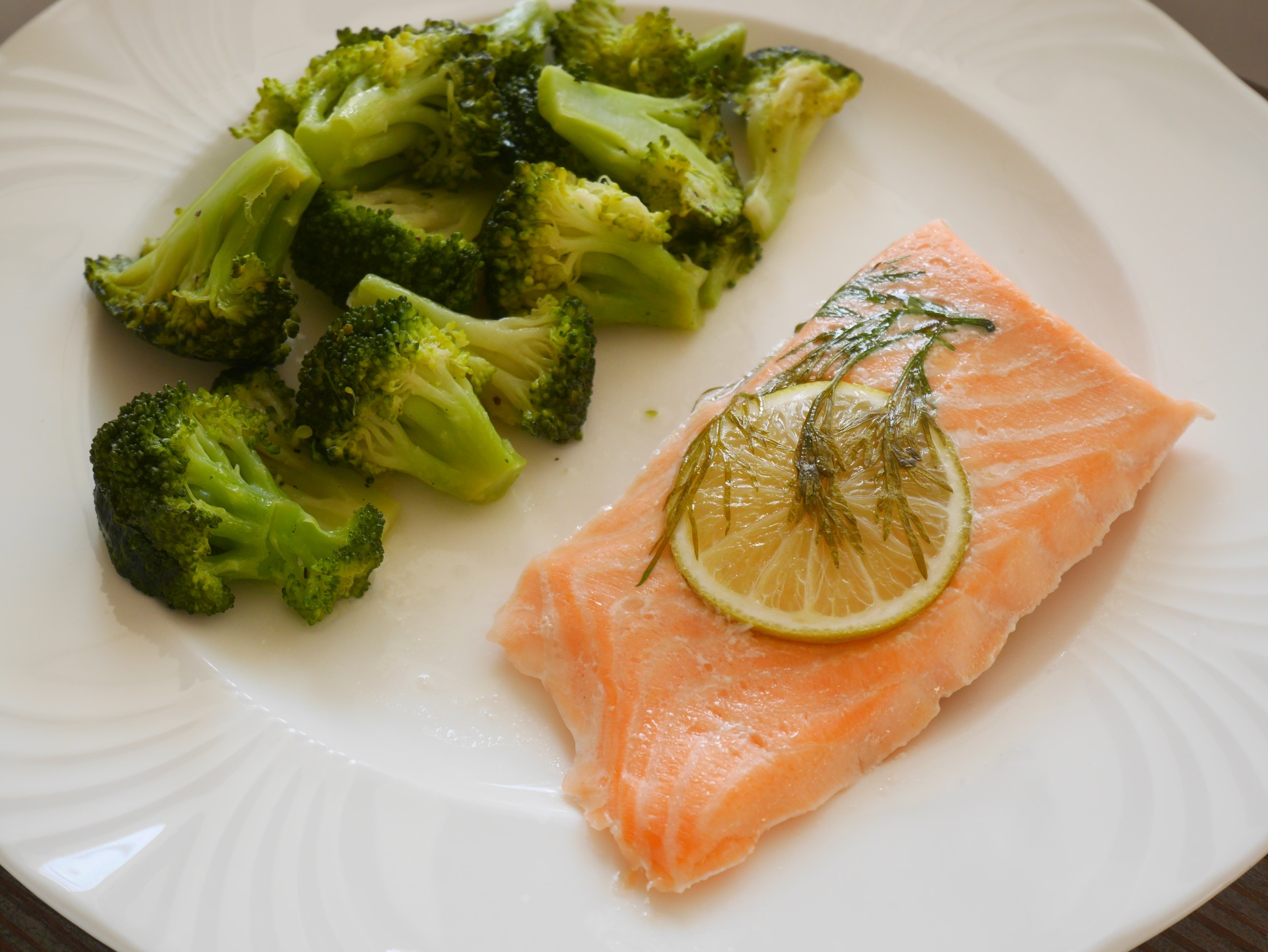 Lachsfilet mit Broccoli